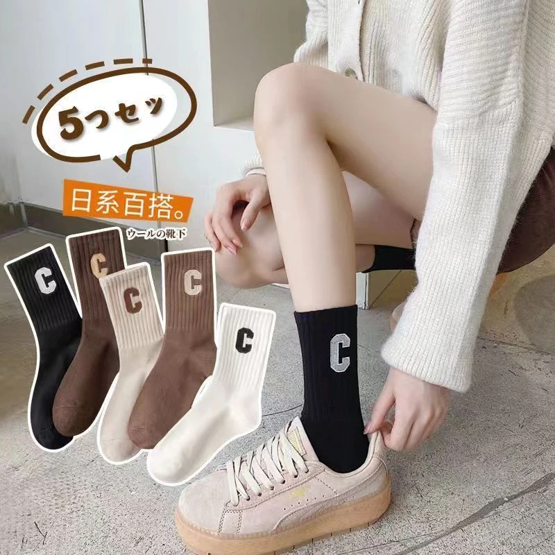C字母袜子女秋季韩版中筒袜ins潮流森系黑白色运动袜子时尚百搭款