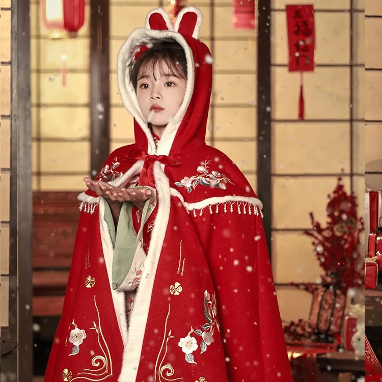 2024冬季新款中国风刺绣斗篷披肩拜年服儿童连帽加厚汉服披风