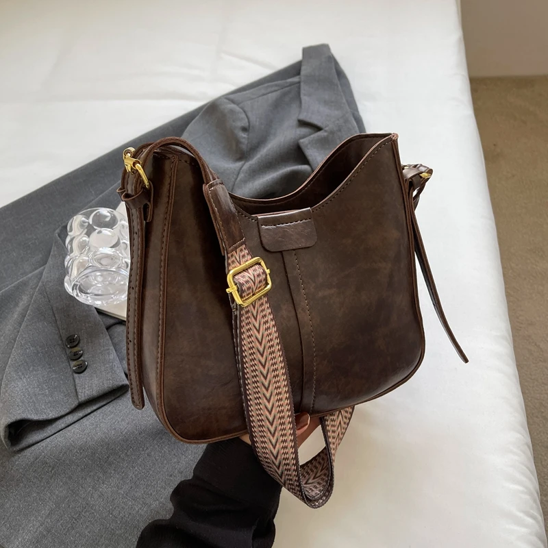 复古高级感时尚百搭水桶包通勤单肩宽带时尚休闲百搭单肩简约