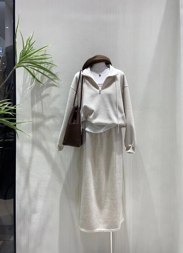 Model 【杏色高领半拉链卫衣】