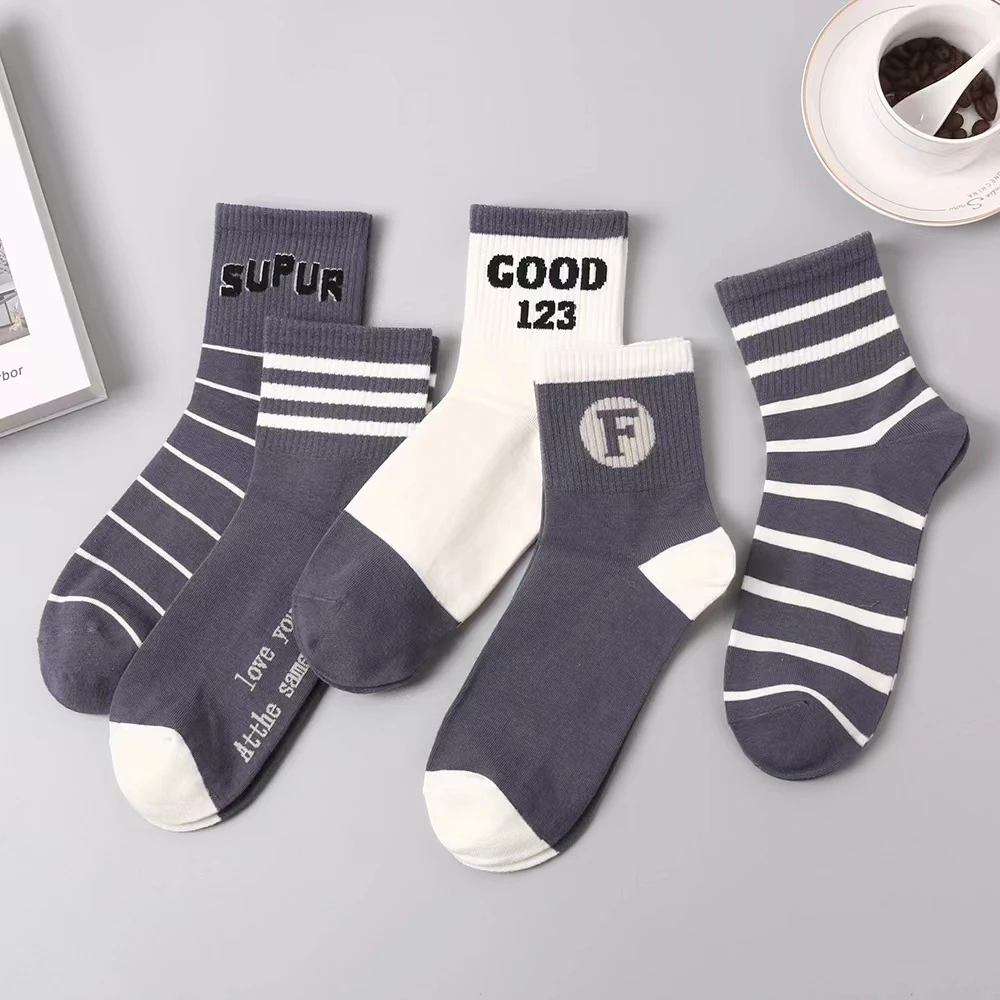 5双 男士灰白拼色字母条纹中筒袜