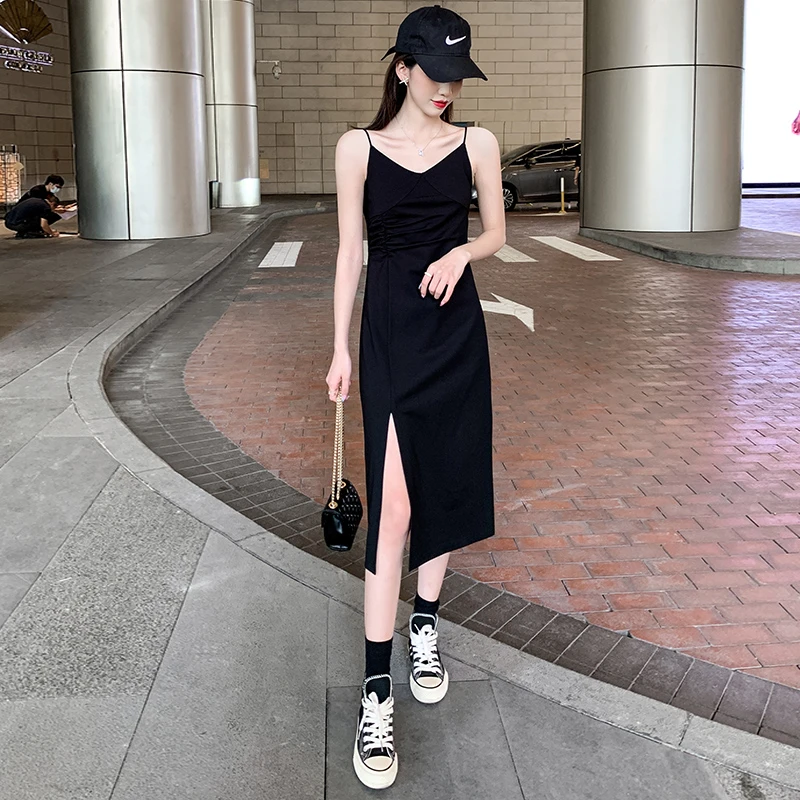 黑色吊带连衣裙女2025夏季新款气质v领性感显身材长款法式小黑裙