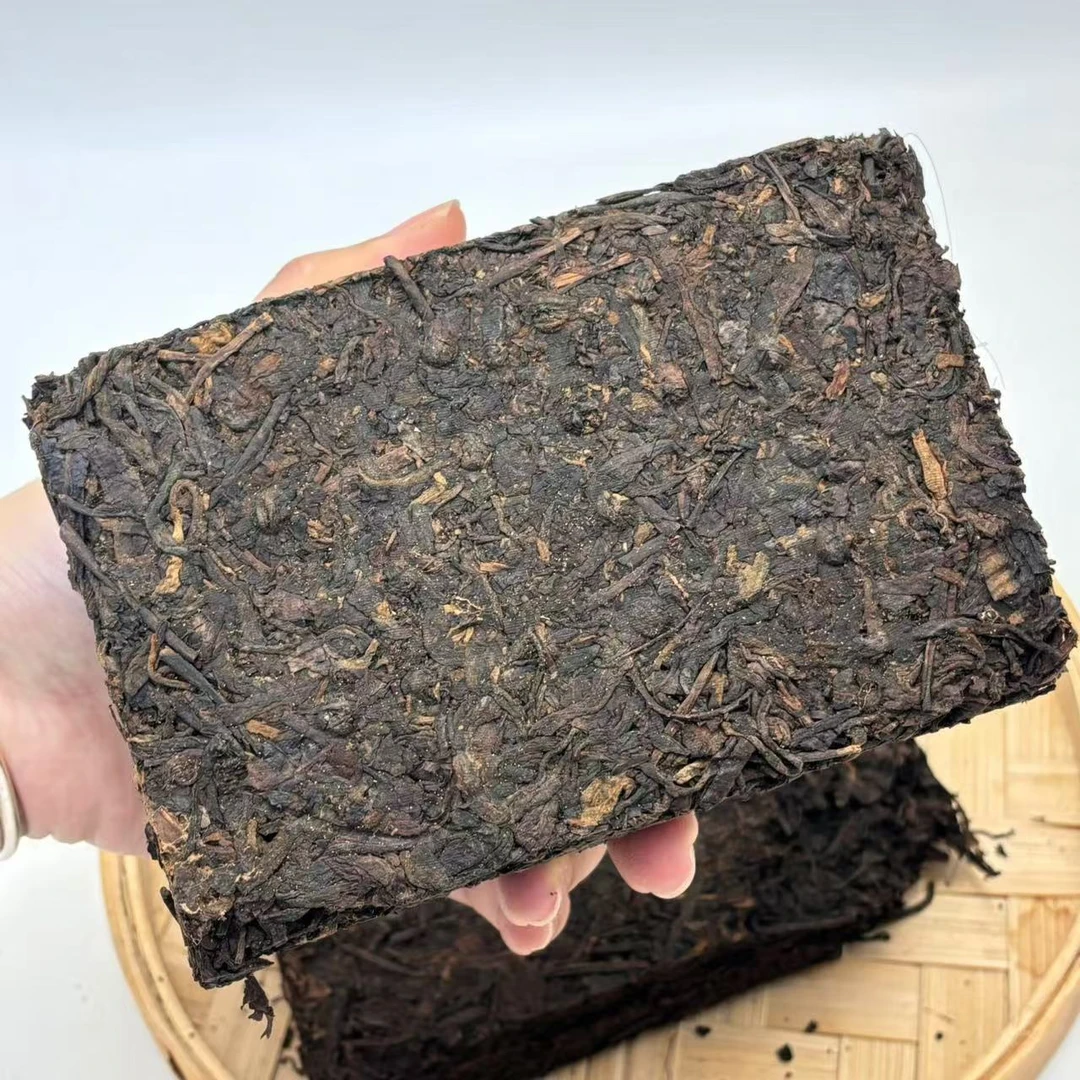 2002年曼飞龙枣药老熟普洱熟茶砖