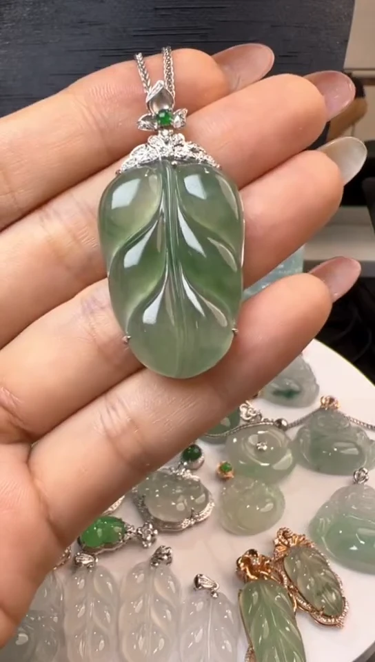 【闪购商品】翡翠颈饰18K金镶嵌叶子吊坠