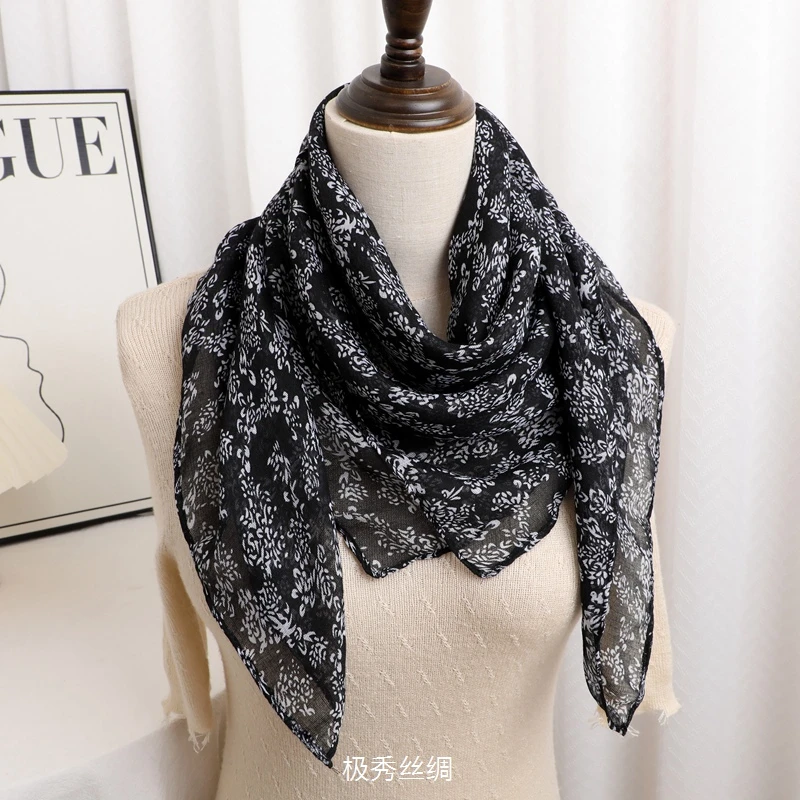 新款中老年人民族复古风丝巾巴厘纱棉感90方巾保暖防晒装饰围巾女