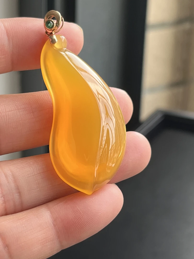 云南黄龙玉女款精美高冰18K金随性吊坠缅黄