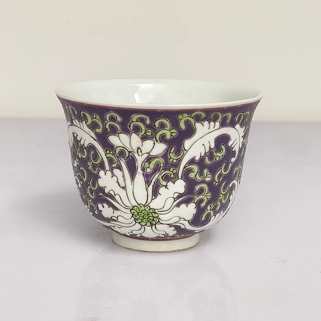 0527清晚期紫地粉彩宝莲纹压手杯