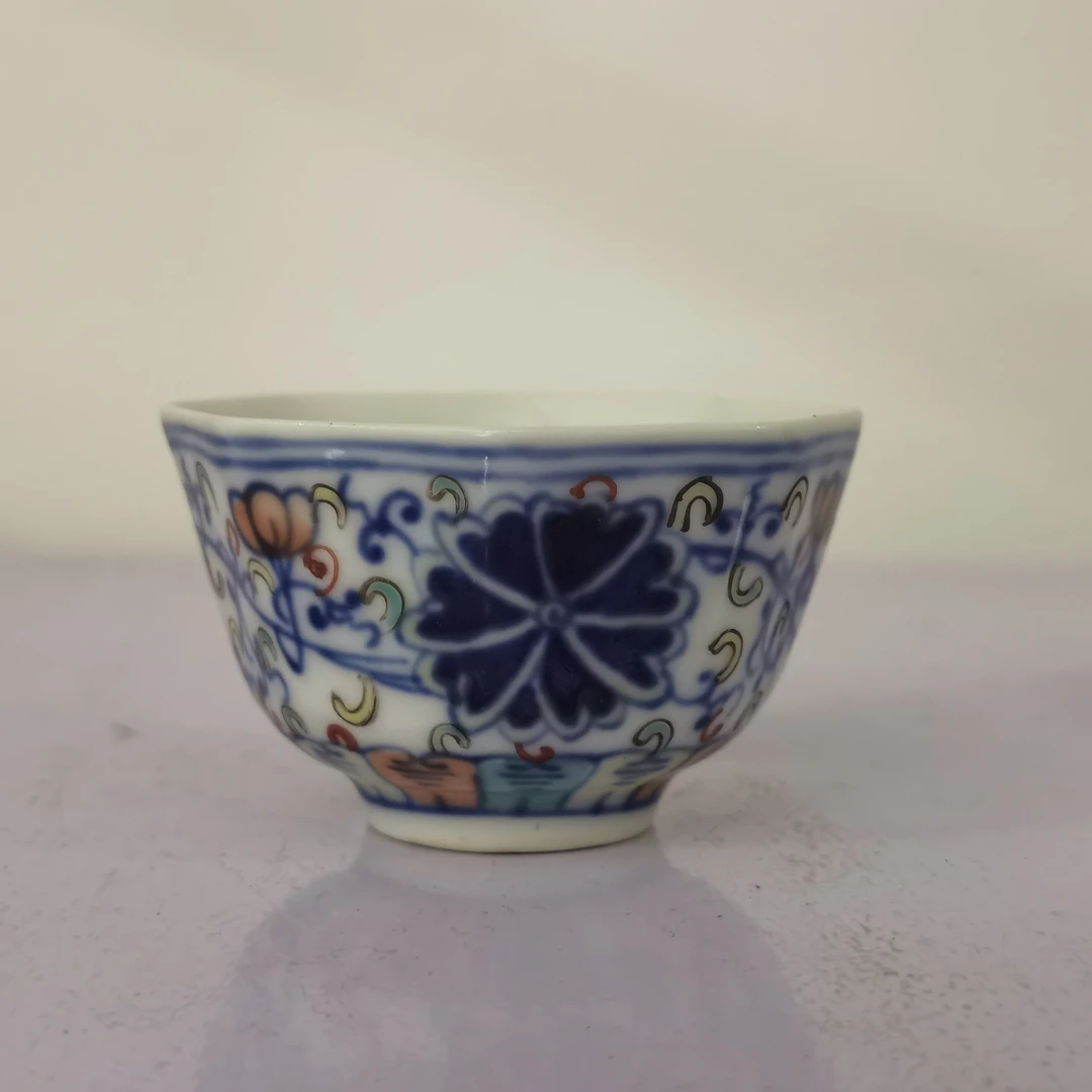 清晚期 斗彩花卉八棱杯