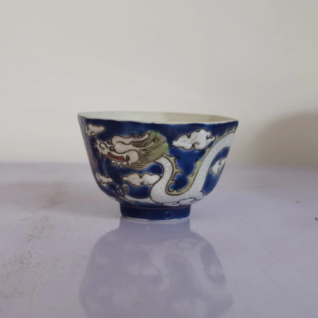 0989清同治 蓝地粉彩云龙赶珠纹八棱杯