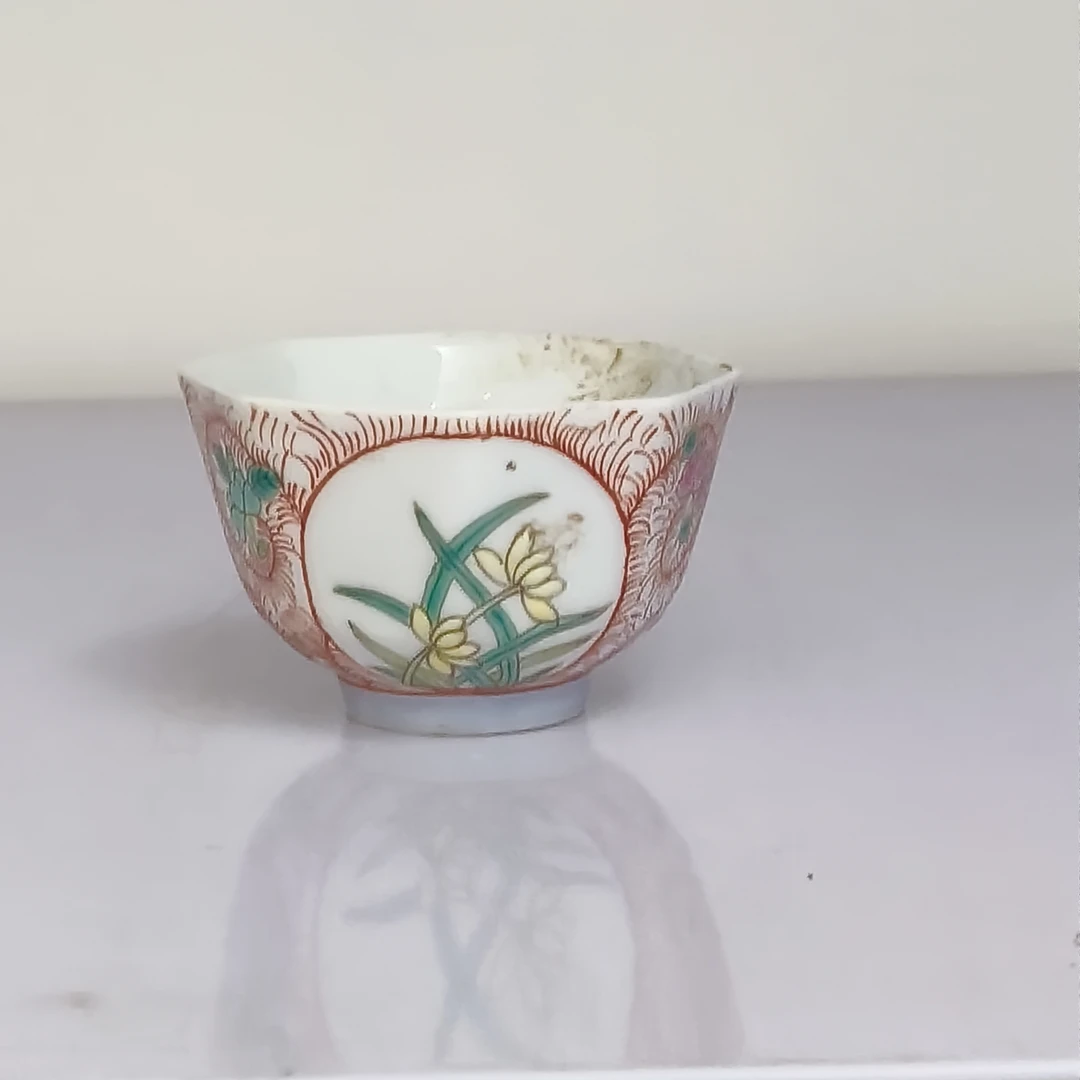 0567清同治粉彩开光兰草花纹八棱杯