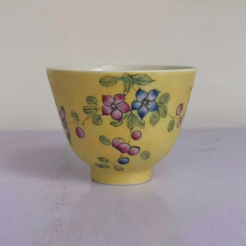 0930清同治黄地轧道粉彩花卉纹杯