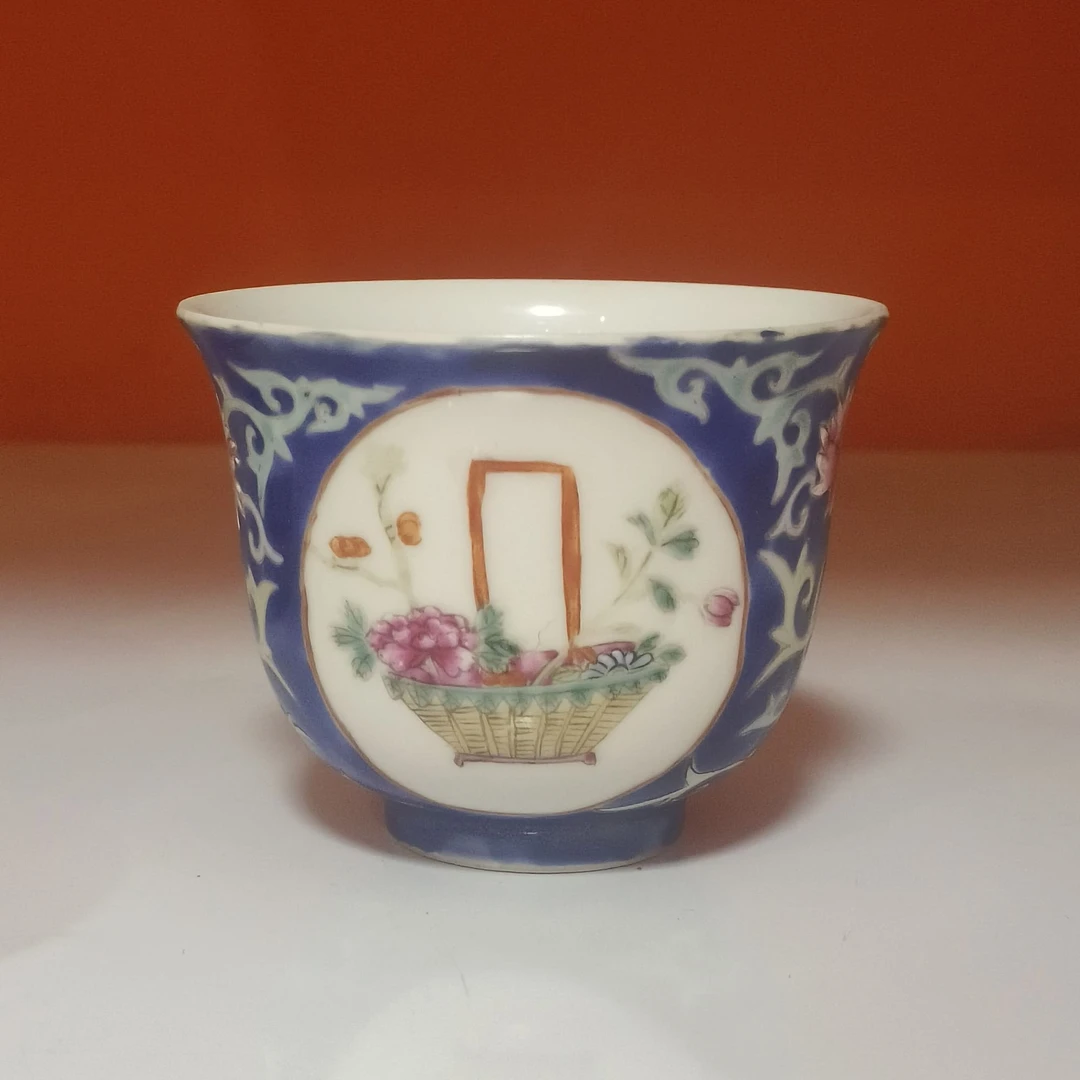 清光绪 蓝地粉彩缠枝花开光花蓝纹压手杯