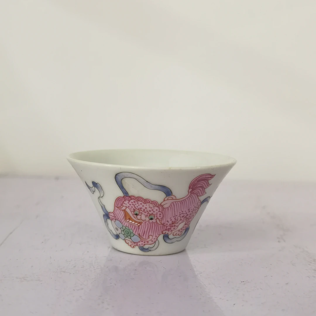 1083清晚期粉彩双狮戏球马蹄杯