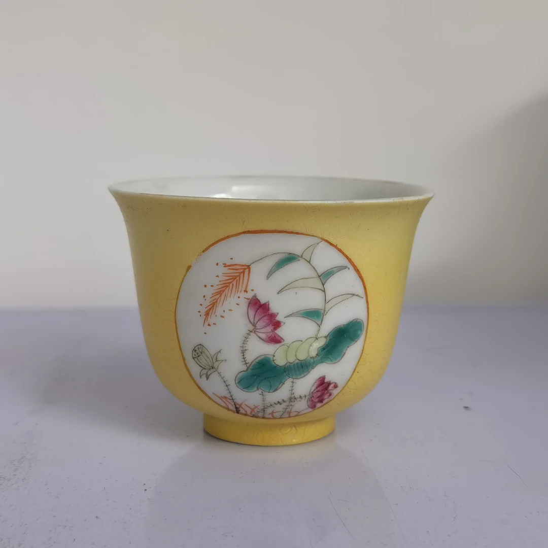 0790清黄地轧道粉彩开窗花卉纹压手杯