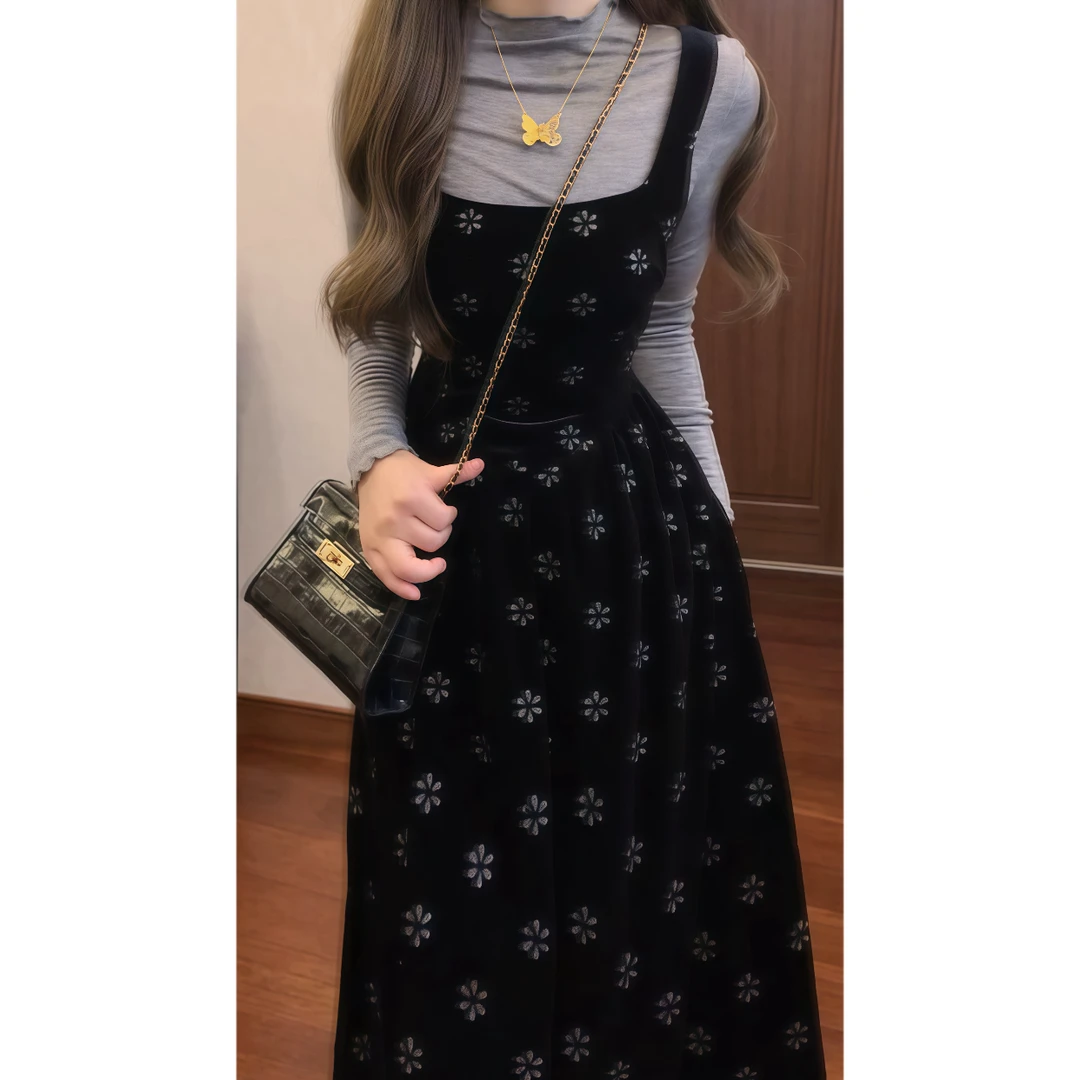 法式复古黑色丝绒刺绣碎花吊带连衣裙搭配灰色打底衫88940