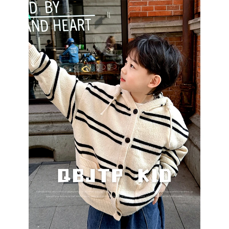 Q宝家童品1月新款男童毛衣开衫2024春款连帽儿童时尚针织上衣外套