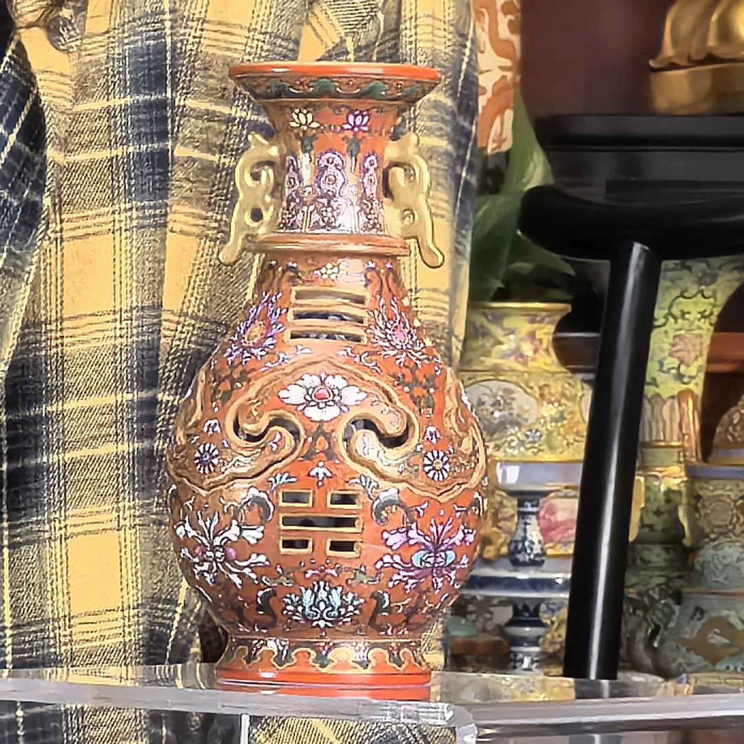 清 珐琅彩花卉镂空双耳交泰瓶