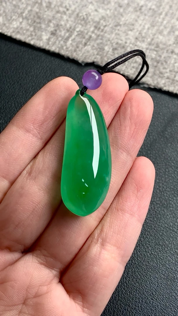 天然A货缅甸翡翠 木那福瓜（有纹） 尺寸 : 38.5-14.7-9