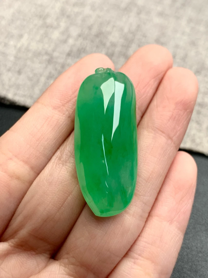 天然A货缅甸翡翠 福瓜 尺寸：38.1-15.9-10.4