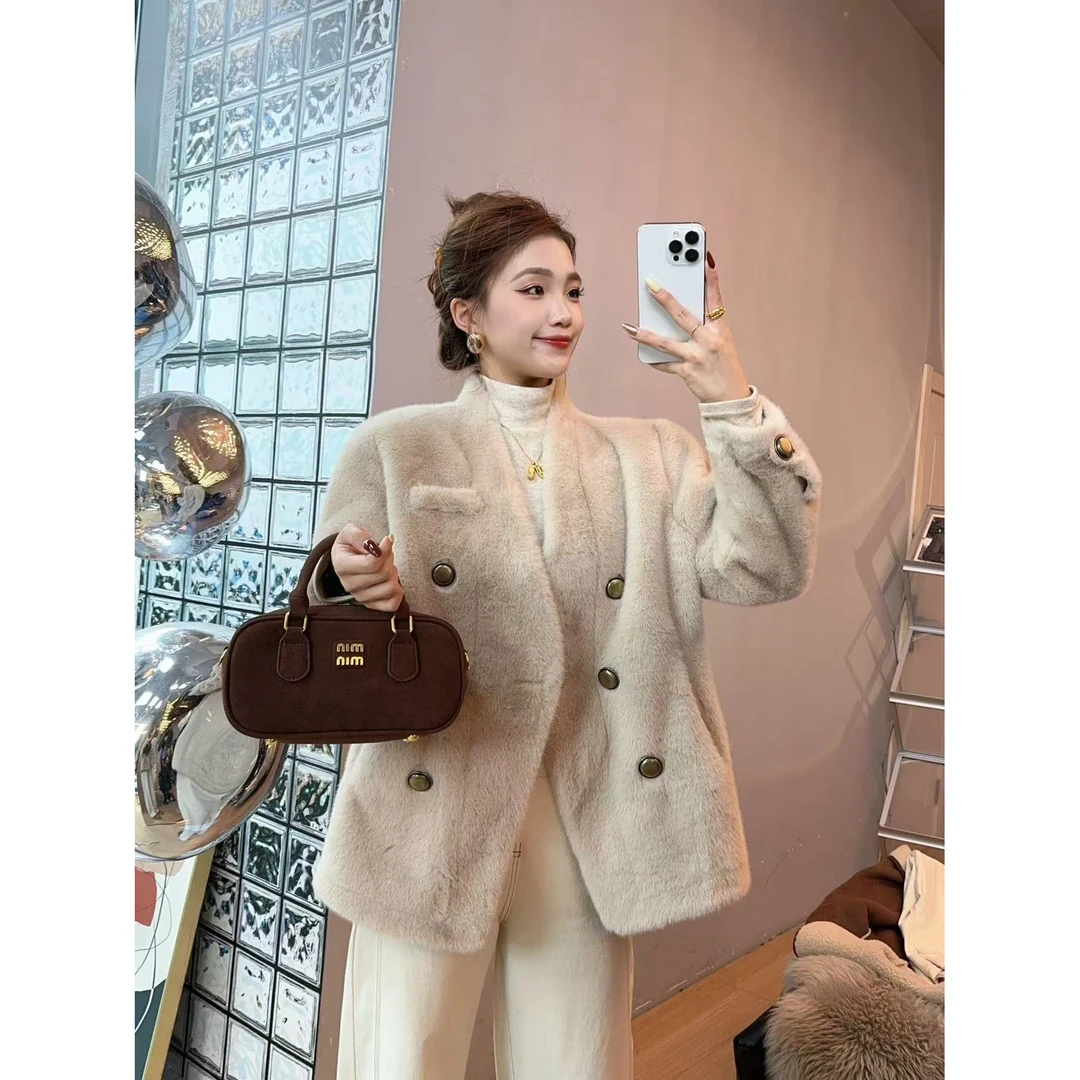 2025冬季年轻款气质短款V领皮毛一体时尚环保小香风毛毛外套女