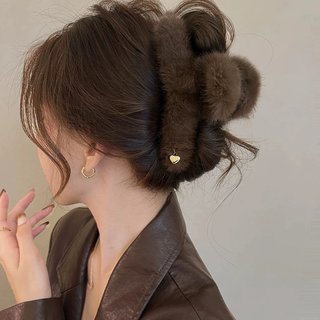 爱心发卡毛毛抓夹女暖冬慵懒风高级感毛绒鲨鱼夹新款大号发夹头饰
