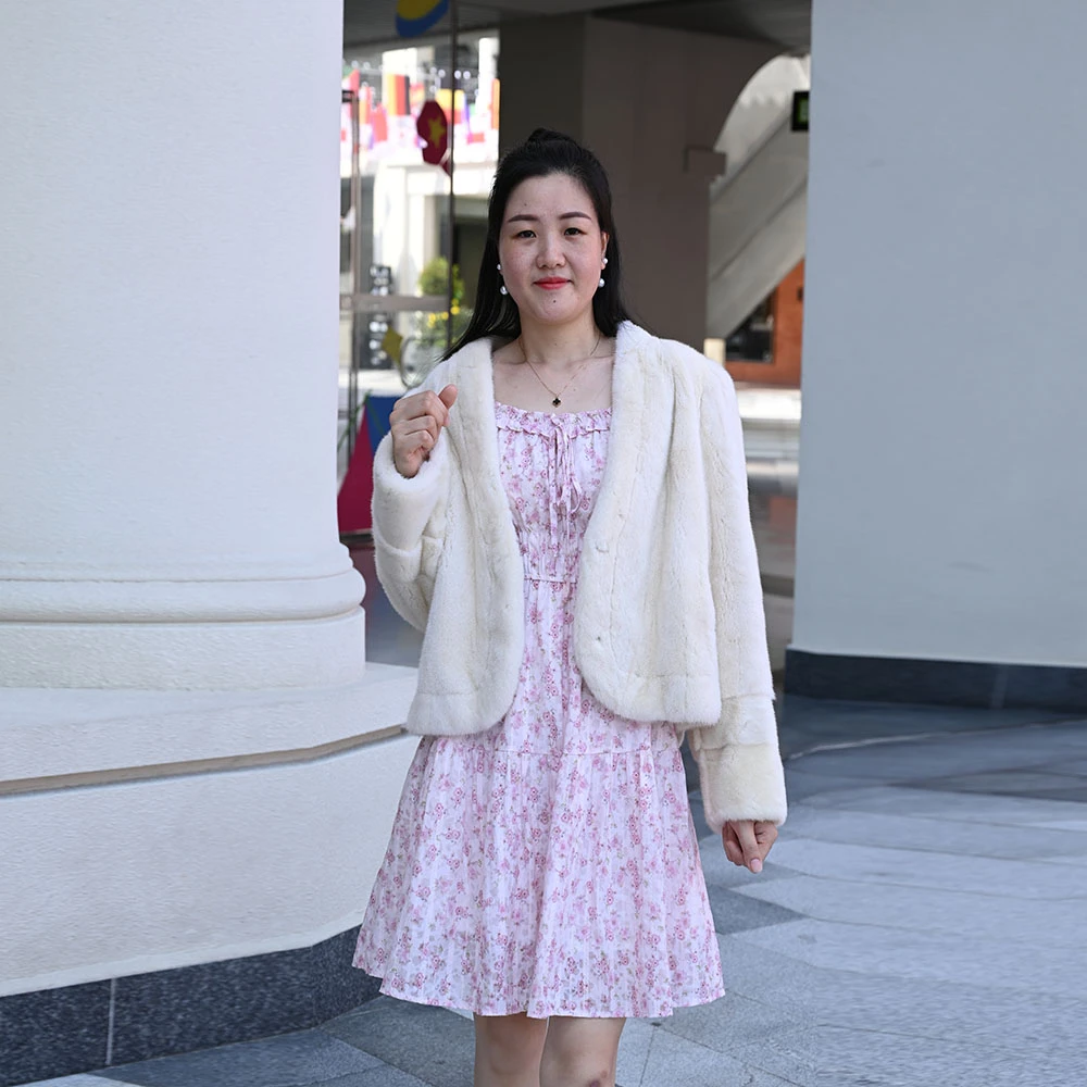 2024新款水貂白色V领短款长袖加厚冬季女士保暖女款外套时尚潮流