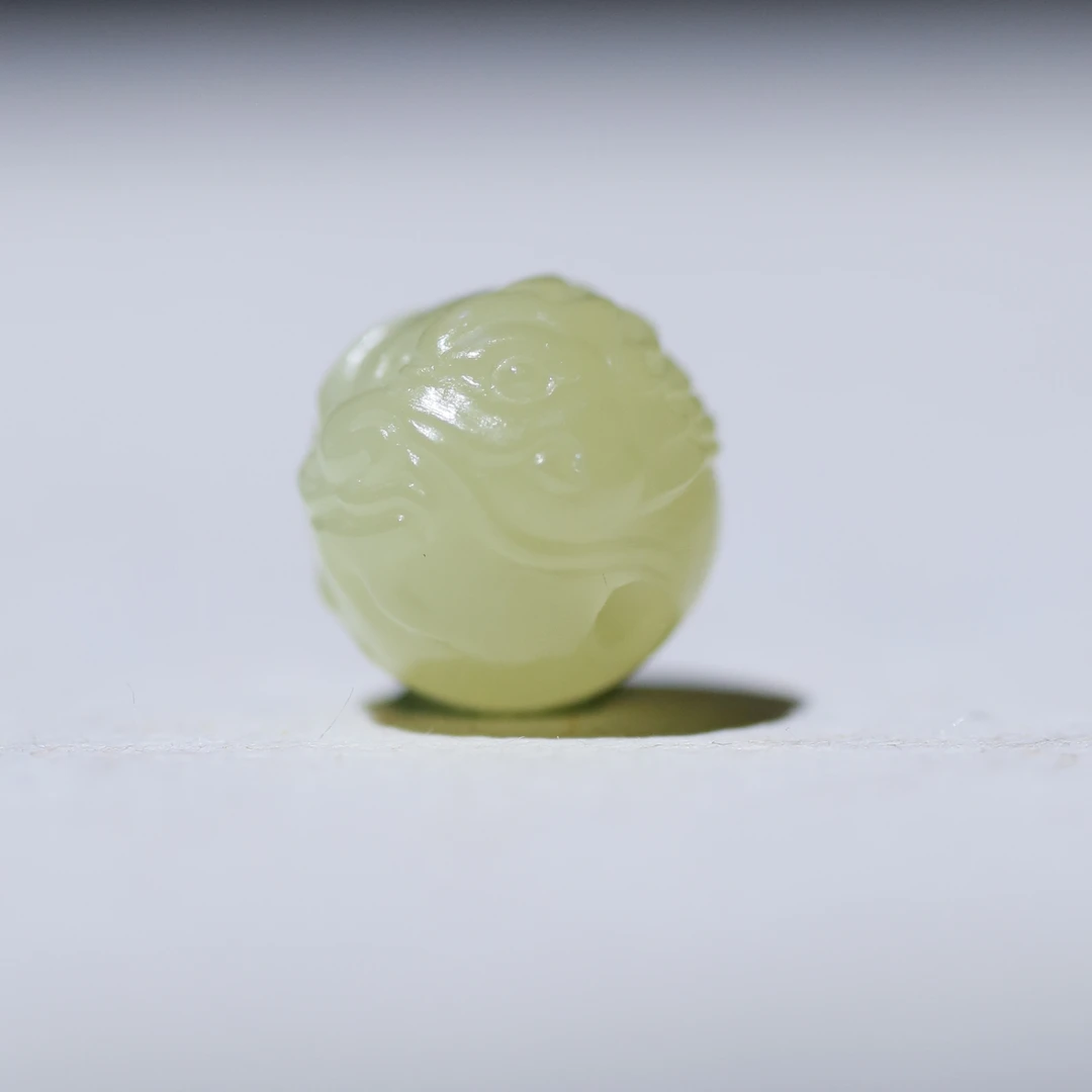 龙珠：和田玉黄玉雕刻，工艺精巧，玉质细腻油润，颜色漂亮