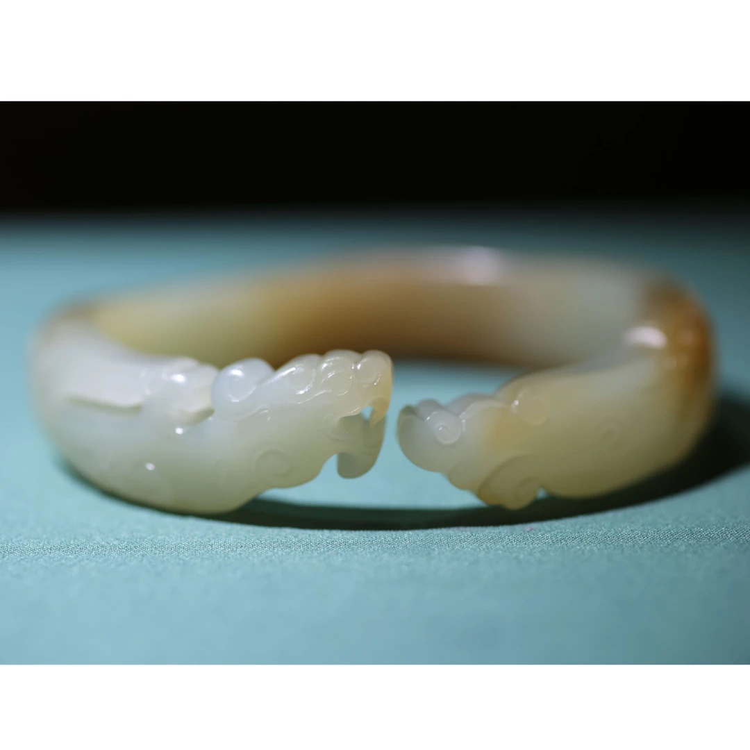 58圈口新疆和田玉且末糖白手镯