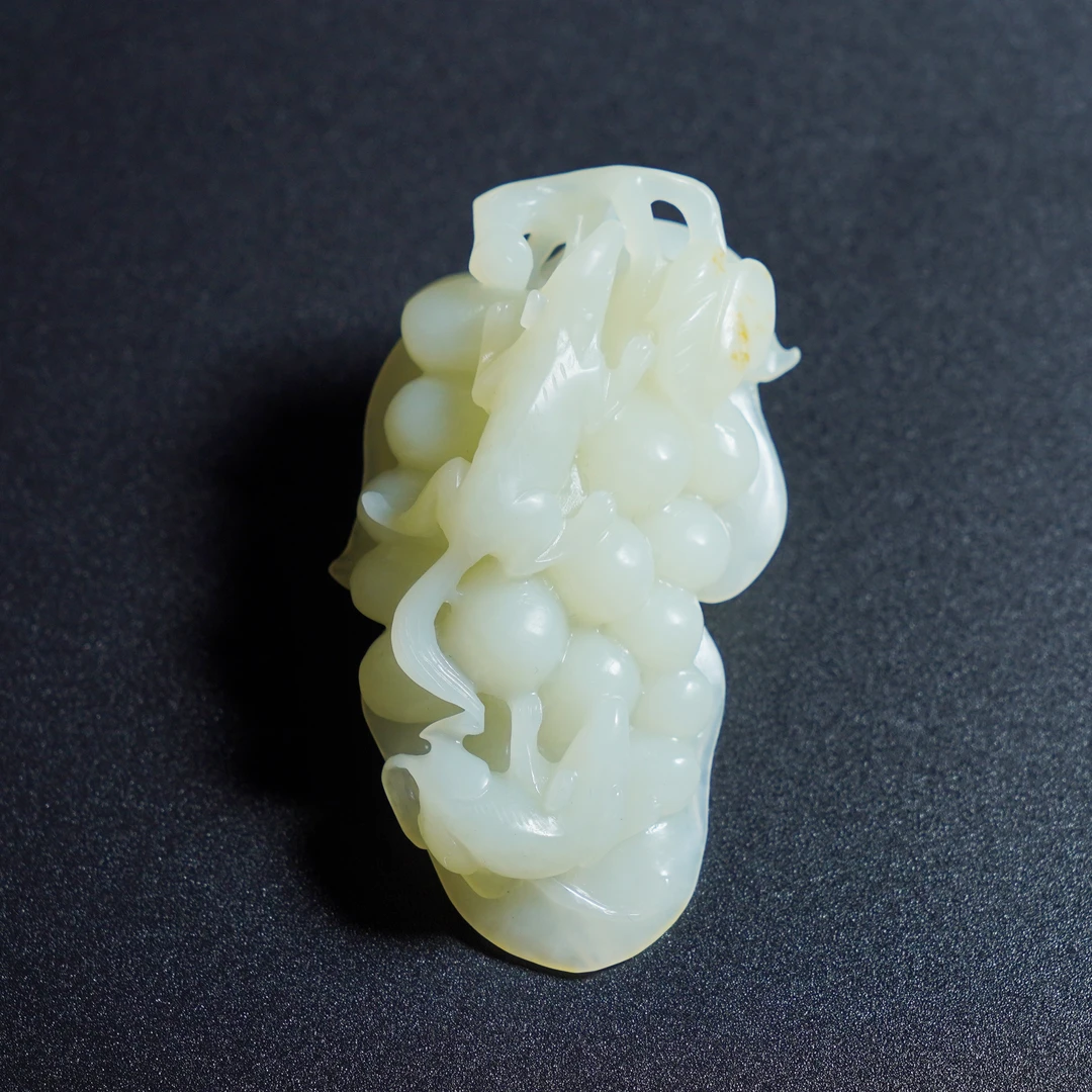 H2412042981/清中期/玉镂空松鼠葡萄圆雕件 文玩  