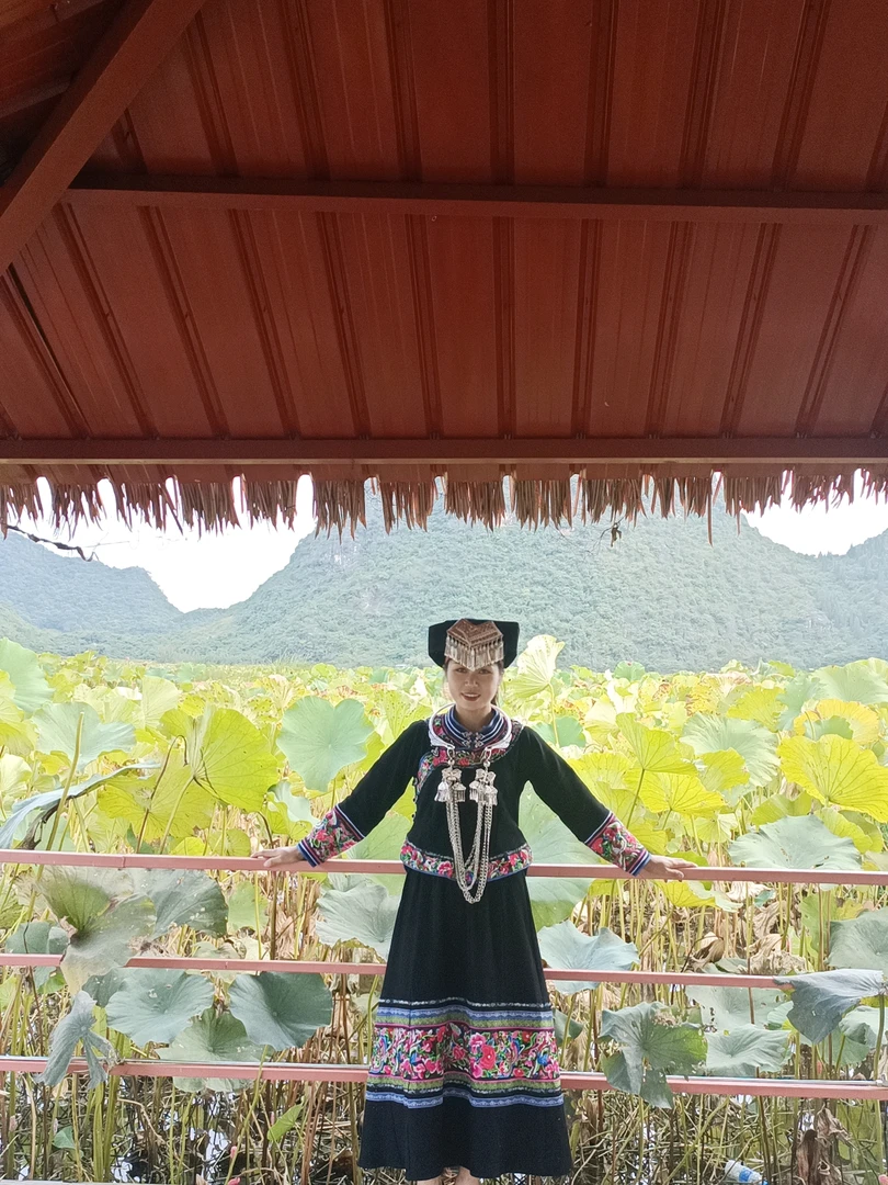 句町绣娘民族服装