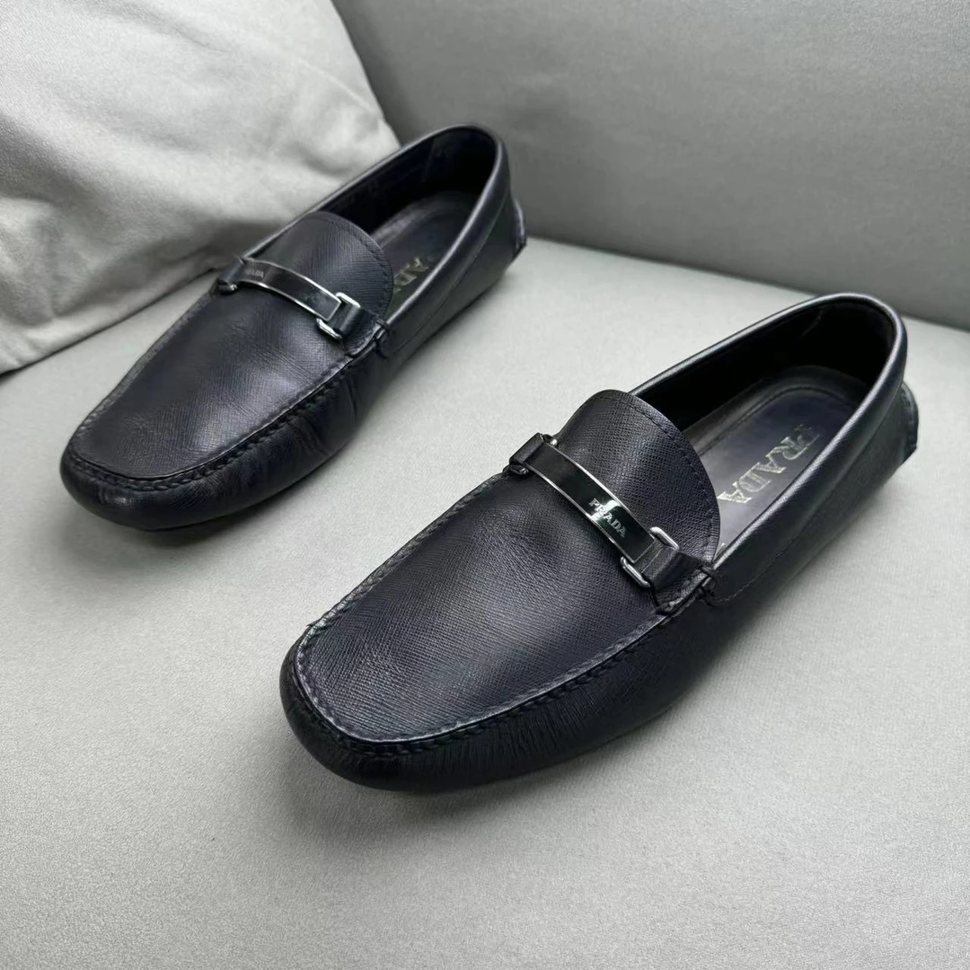 95新 Prada/普拉达 黑色荔枝纹黑色银标Logo休闲百搭豆豆鞋 42码