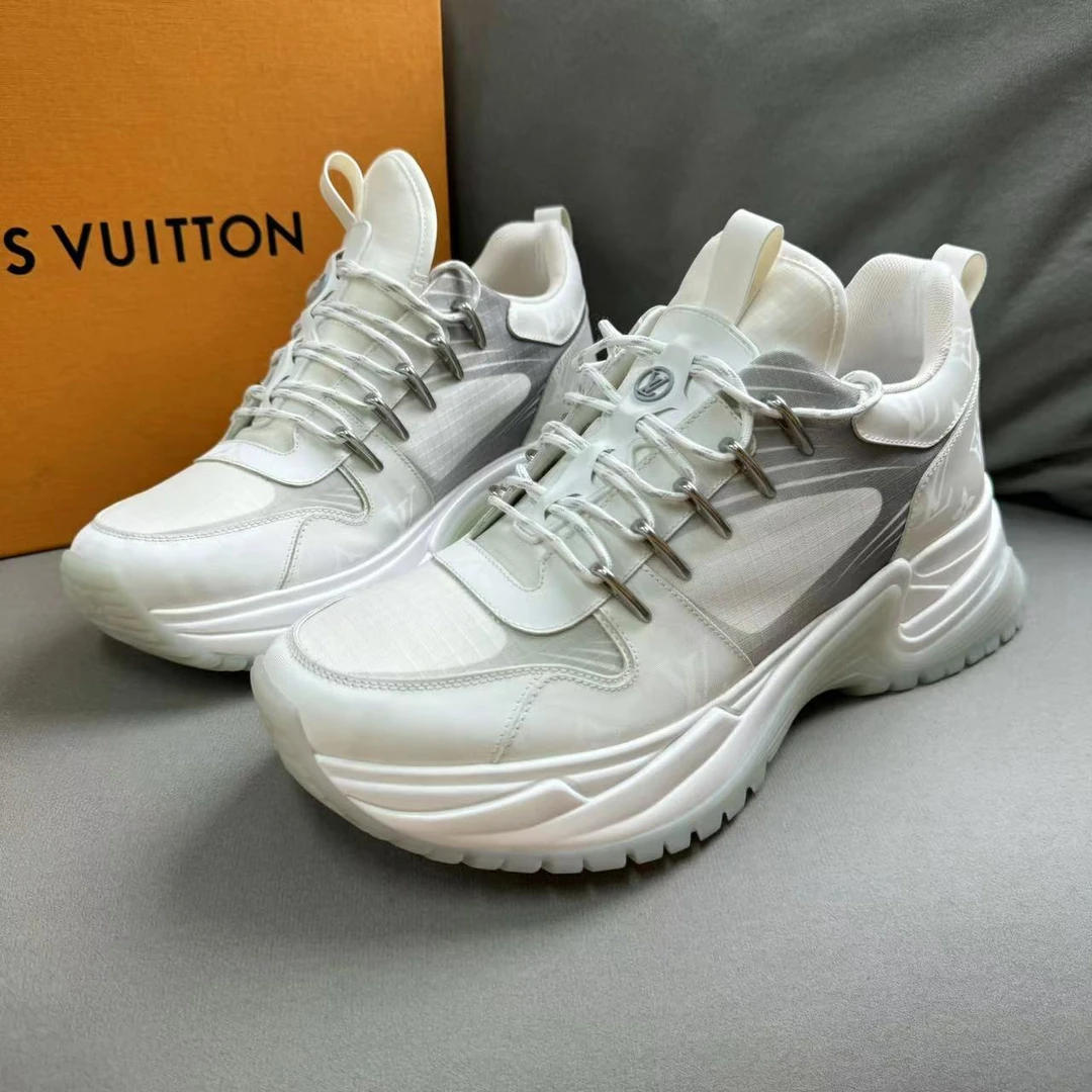 全新未使用 LouisVuitton/路易威登 白色老花渐变老爹鞋/43码