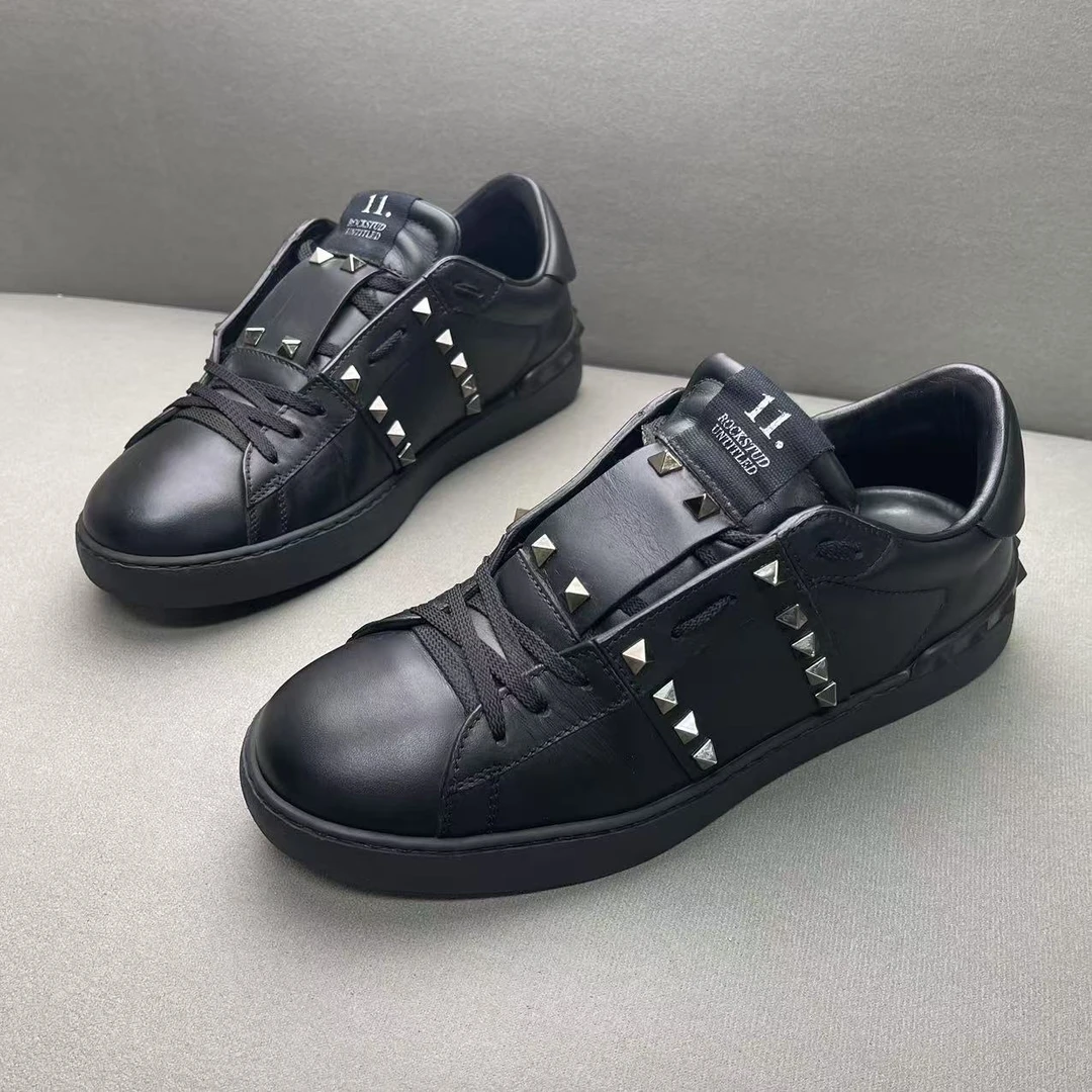 95新 Valentino/华伦天奴 黑色皮面铆钉时尚百搭低帮板鞋 39.5码
