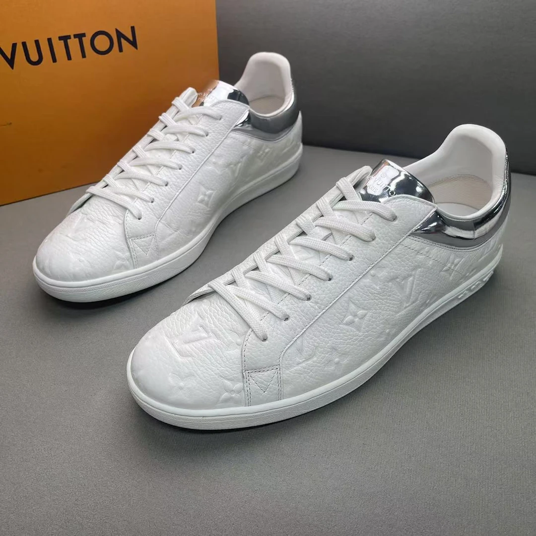 LouisVuitton/路易威登白色银尾浮雕老花时尚百搭板鞋42.5码/95新