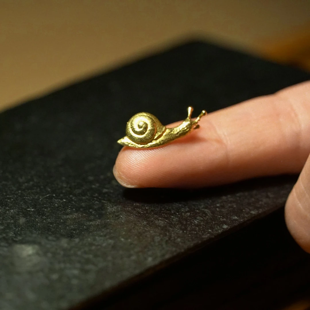 自在集邵大树小蜗牛摆件可吸附把玩金色