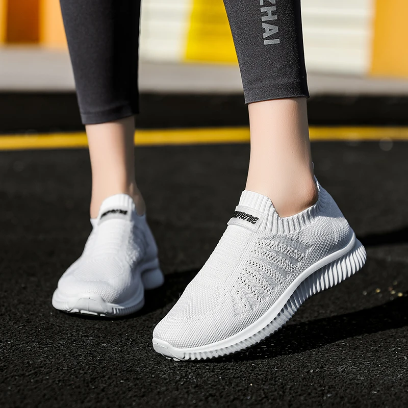 春夏新款飞织透气妈妈鞋女舒适轻便软底休闲鞋老年网面跑步一脚蹬