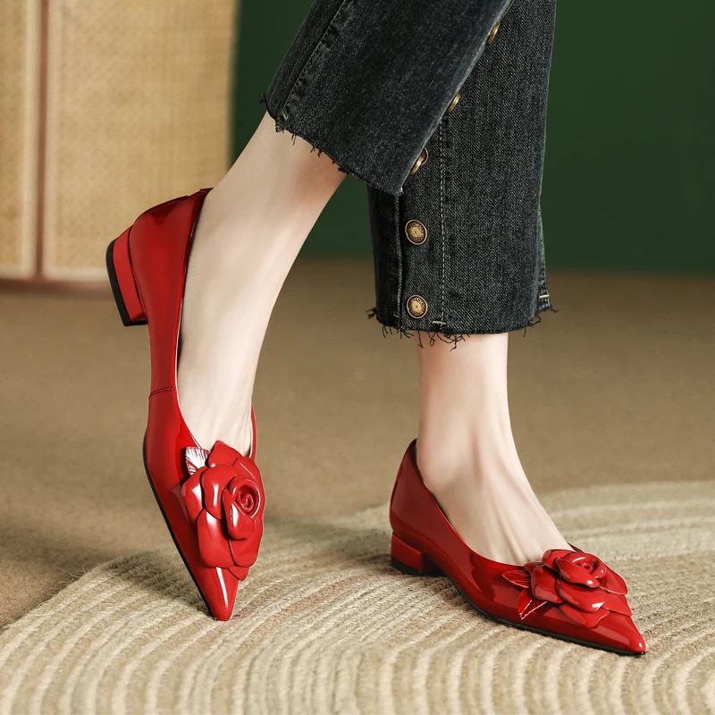 甜美漆皮低跟大花朵真皮单鞋2025新款尖头浅口软底粗跟女鞋子红色