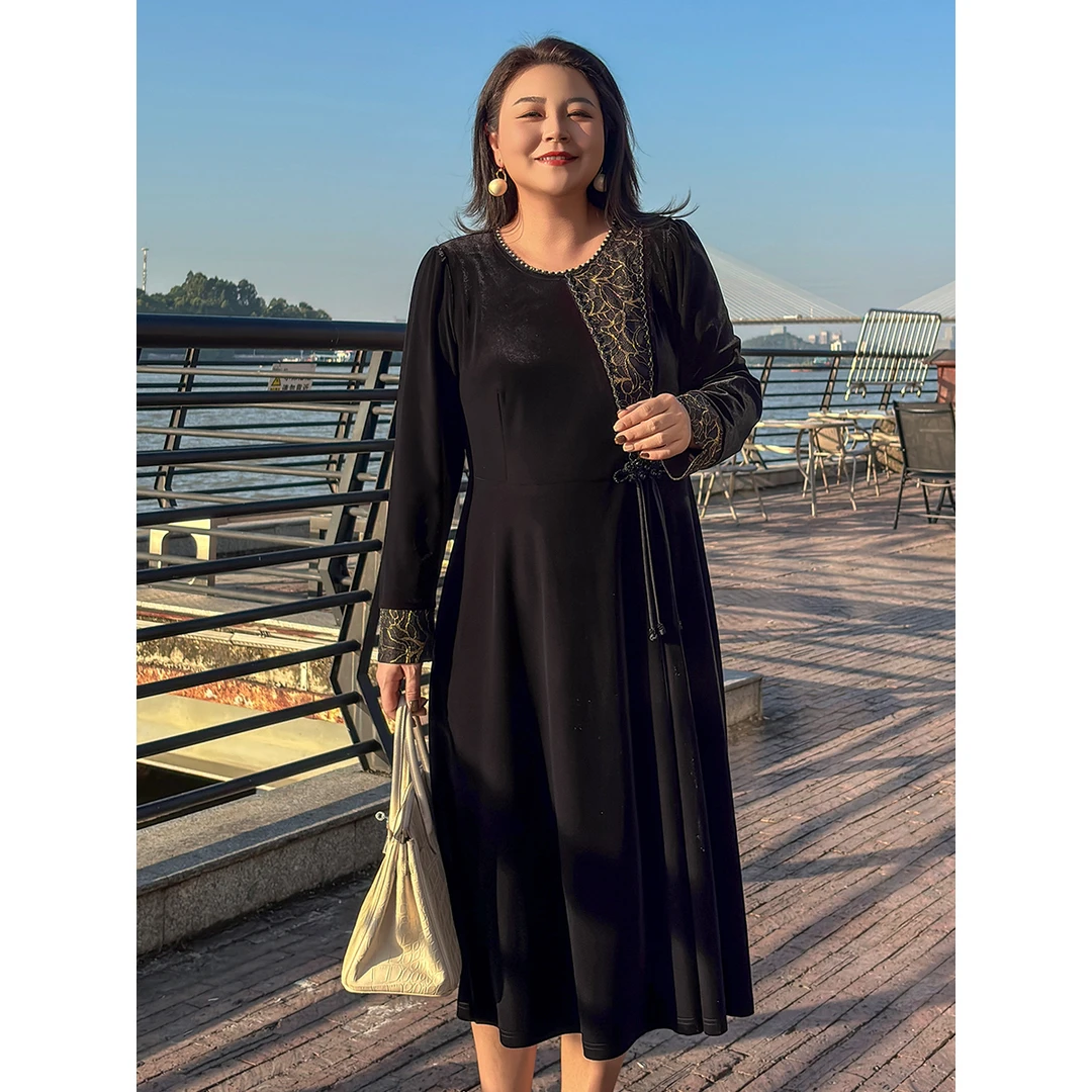 MsShe大码女装冬装新中式盘扣拼接提花蕾丝丝绒连衣裙J~B2411048