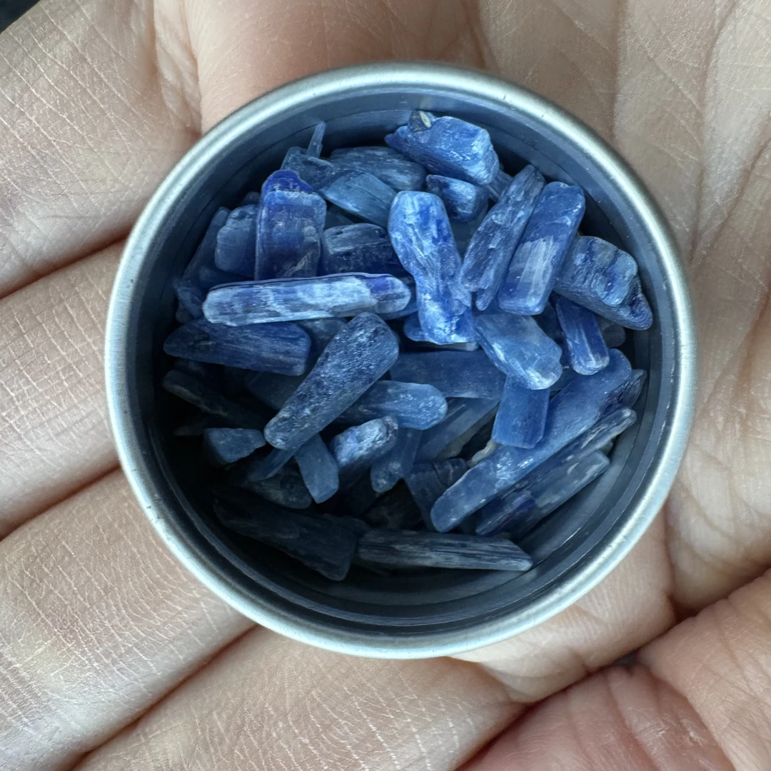 店铺满50元包邮  小众美甲饰品 牛仔蓝石头美甲饰品 豆角推荐