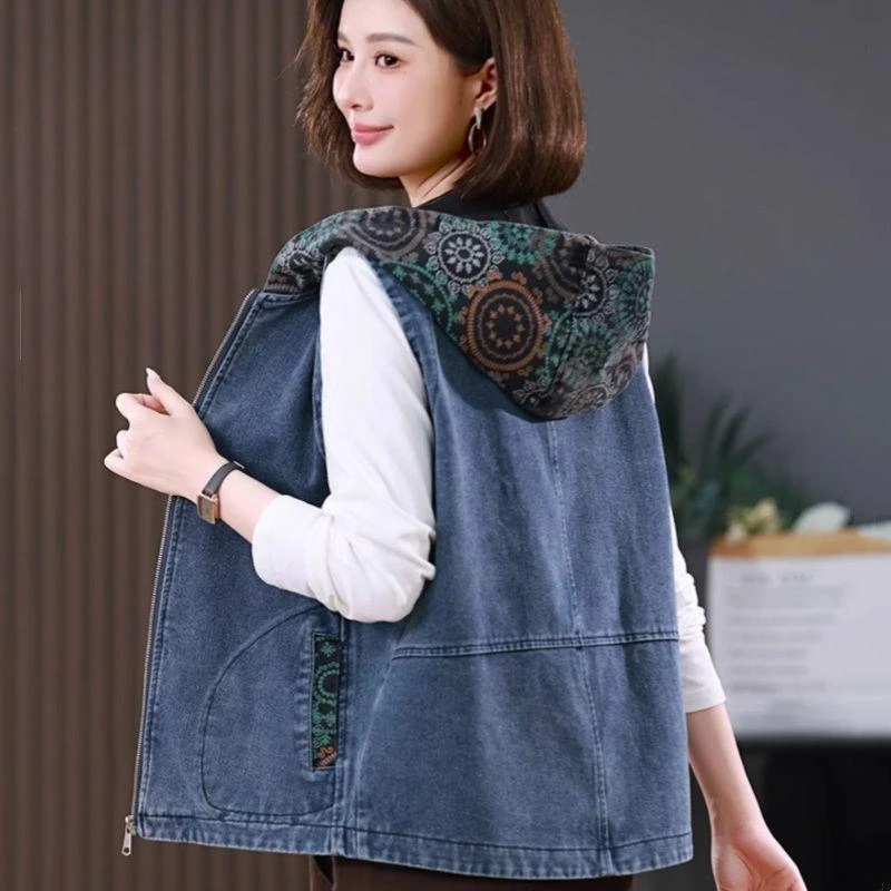妈妈牛仔马甲女短款连帽2025春秋新款大码宽松中老年休闲洋气背心