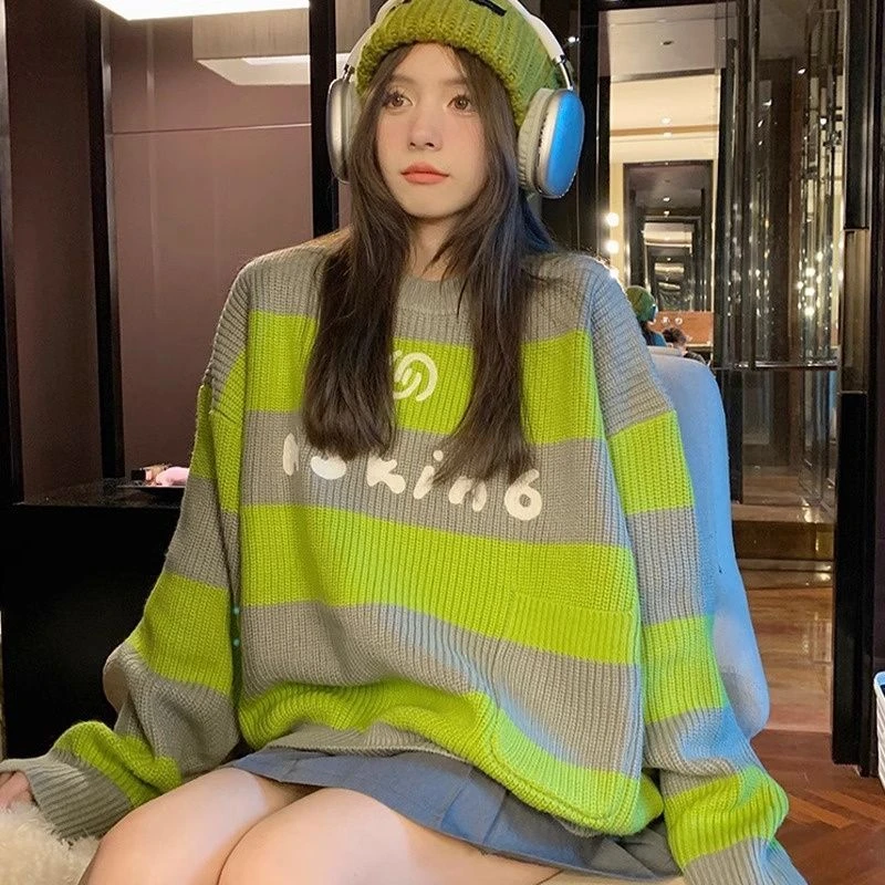 2024年秋季新款字母绿拼灰条纹毛衣宽松慵懒风上衣女款内搭针织衫