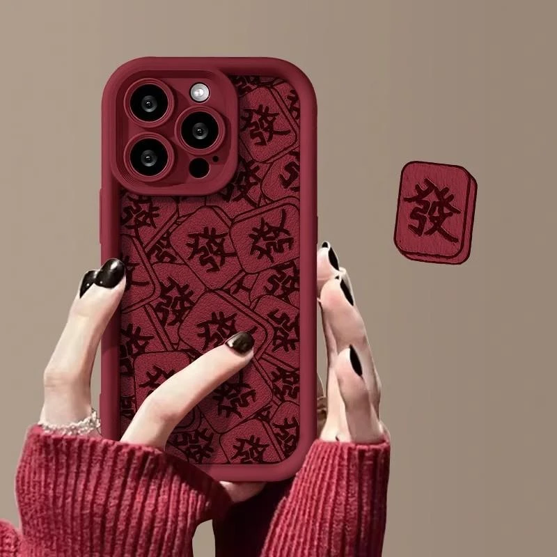 适用苹果15promax手机保护壳麻将发财iPhone14pro新款酒红色15小