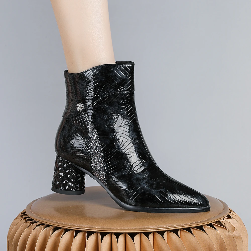 妮彩诗2023年欧美风短靴尖头拼色马丁靴百搭粗跟黑色压花时尚8658