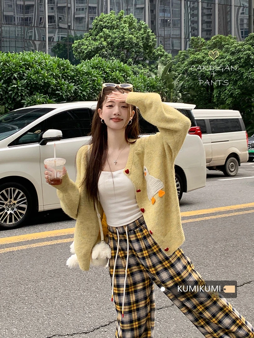 2025入秋甜美风套装女减龄爱心纽扣毛衣外套夏季格子休闲裤三件套
