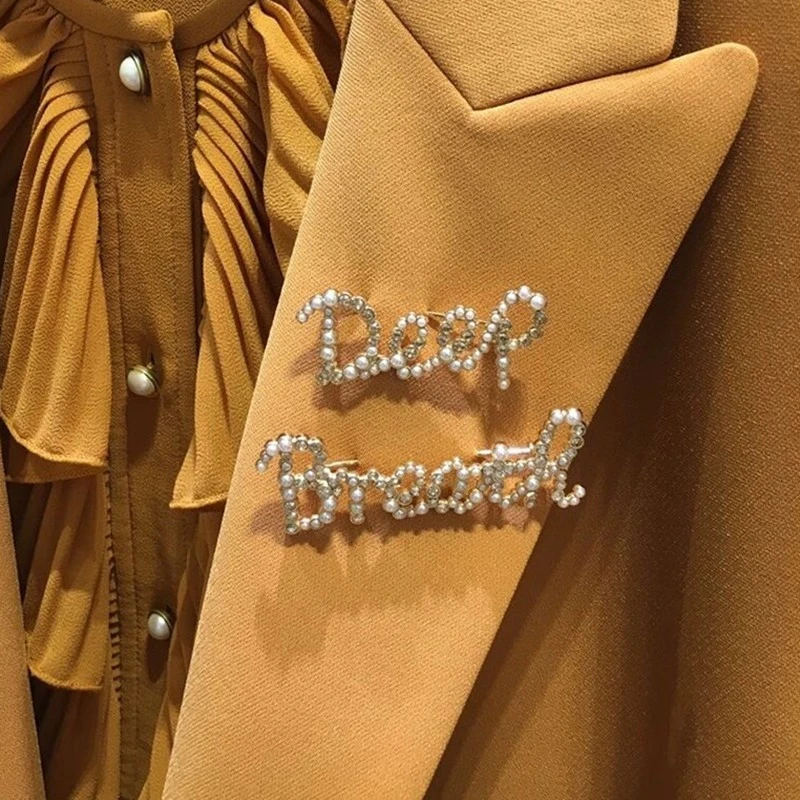 合金胸针 季阿玛施新颖时尚百搭轻奢胸针深呼吸英文字母别针饰品