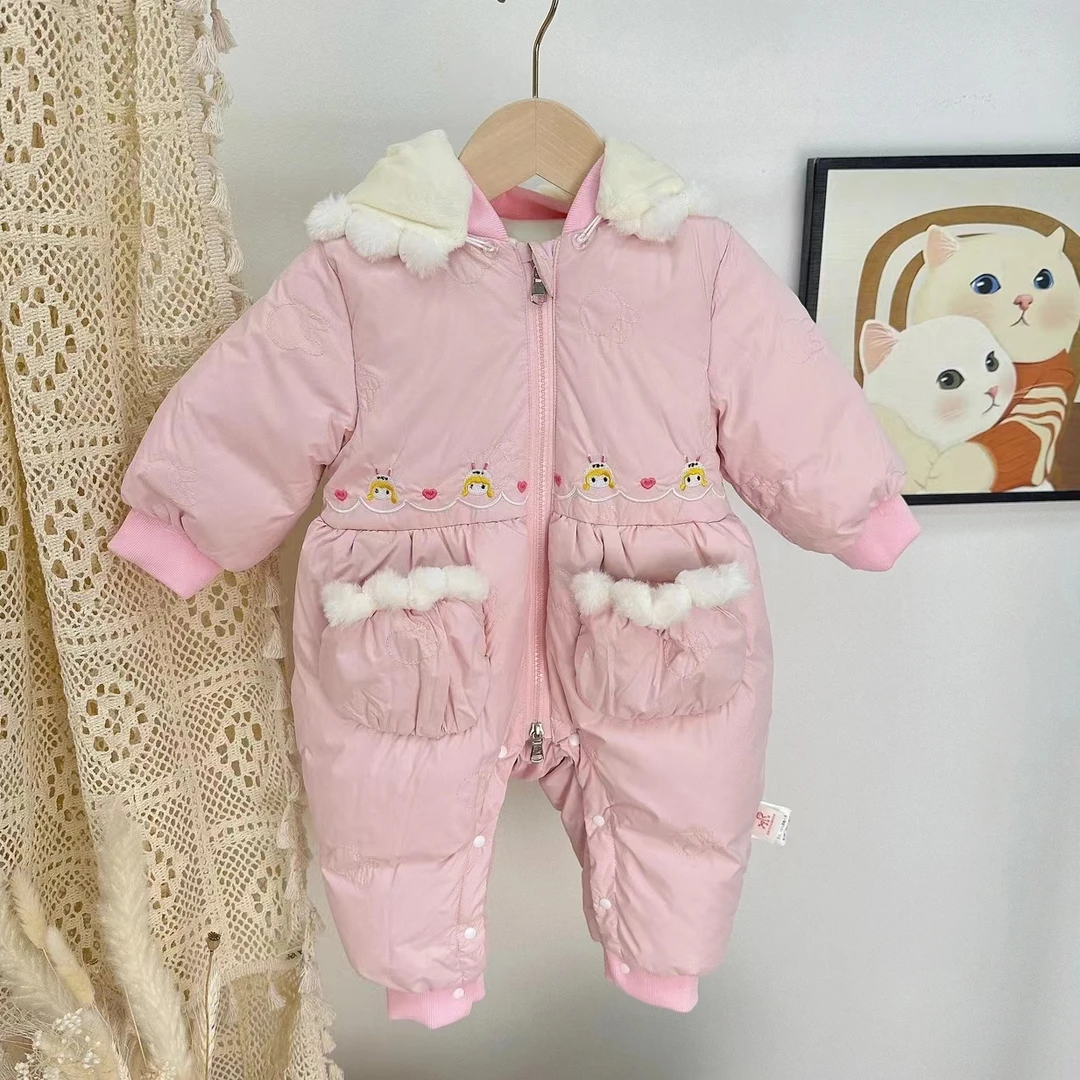 婴儿羽绒服连体衣女宝宝百天宴公主哈衣冬季白鸭绒保暖抱衣外出服