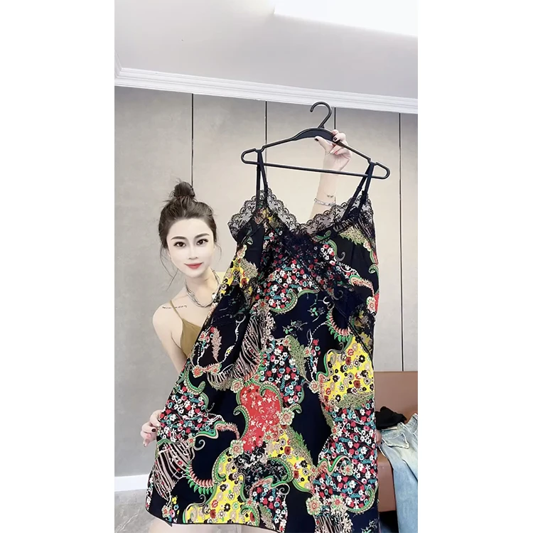 网红爆款时尚睡衣裙女2025夏季款法式V领显瘦蕾丝拼接印花吊带裙