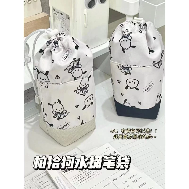 P笔筒网红爆款2023新款原创卡通图案墙挂式水桶笔袋学生高颜值
