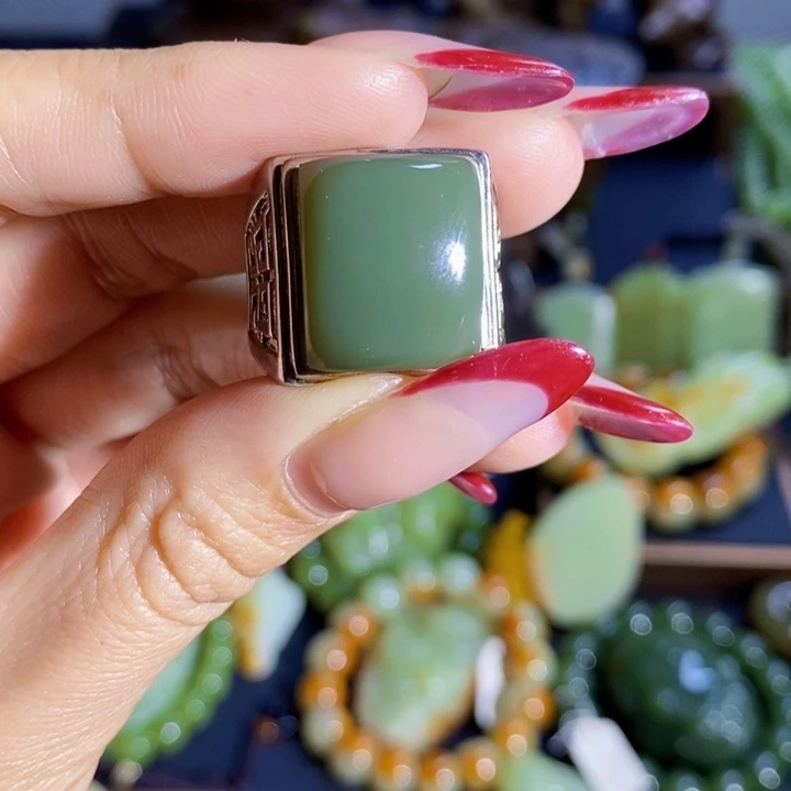 岫岩老玉（透闪石质玉）戒指未镶嵌时**转