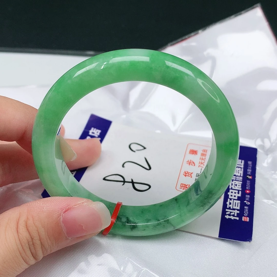 翡翠手镯未镶嵌翡翠